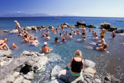 Bañistas en una piscina natural en la isla de Cos, en el archipiélago del Dodecaneso.