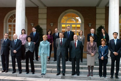 El presidente del Gobierno, José Luis Rodríguez Zapatero, ha posado hoy en las escaleras de La Moncloa con su nuevo Gobierno, que remodeló hace dos semanas. Es la primera foto oficial del nuevo Ejecutivo, el que tendrá que gestionar la nueva situación en el País Vasco tras el alto el fuego permanente de ETA.