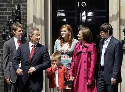 Tony Blair abandona por última vez con su familia la residencia oficial del primer ministro británico.