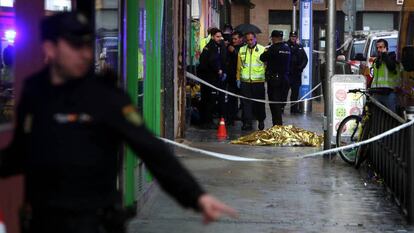 El cuerpo de Luisito permanece en la calle tras ser tiroteado.