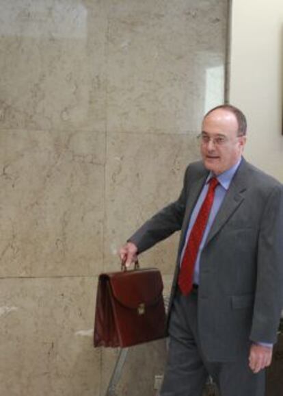 Luis Mar&iacute;a Linde a la entrada en el Congreso