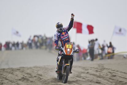 El piloto francés Cyril Despres celebra su cuarto triunfo en el Rally Dakar, al terminar la última etapa de la edición 2012.