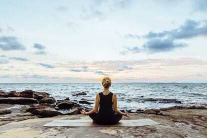 <p>El Instituto para la Investigación de la Exploración de la Conciencia en Estados Unidos (EOC Institute) afirma que <a href="https://eocinstitute.org/meditation/increase-your-intelligence-with-meditation/" rel="nofollow" target="_blank">meditar ayuda a equilibrar los dos hemisferios del cerebro</a>; <strong>aumenta algunas regiones de nuestra masa gris; despierta la creatividad y ayuda a pensar de forma rápida</strong>.</p> <p>Además de estos cambios visibles en los escáneres, un cerebro acostumbrado a meditar está, efectivamente, mejor preparado para tomar decisiones y dominar los estados emocionales, apunta la psicóloga <a href="jennymoix.com" rel="nofollow" target="_blank">Jenny Moix</a>, profesora de Psicología en la Universidad Autónoma de Barcelona, experta en meditación y autora del libro <em>Mi mente sin mí</em> (Aguilar): "La meditación comporta muchos beneficios, estar más tranquilos y relajados puede ser uno de ellos, pero no es el mayor. Ver los pensamientos como algo externo que aparece y que tú mismo puedes apartar es el gran beneficio, porque esa capacidad (que se entrena) se puede emplear cuando estamos inmersos en nuestra cotidianidad. <strong>Practicar la meditación facilita que en el momento que entra cualquier emoción en tu cuerpo te puedas dar cuenta de que proviene de un pensamiento</strong>, no de la realidad; y sabes, porque lo has aprendido con la meditación, que lo puedes apartar. ¿Hay algo más poderoso?".</p> <p>De hecho, aprender a dominar los pensamientos para manejarse en la vida con menor sufrimiento y mayor predisposición al bienestar es una de las cosas más inteligentes que podemos hacer. Y hacerlo disfrutando del sol poniéndose en el horizonte parece una ocasión perfecta.</p>