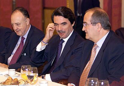 Aznar, entre Josep Manuel Basáñez y Josep González, directivos de la Cámara de Barcelona.