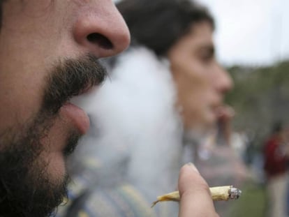 Jovens fumam maconha em Montevidéu