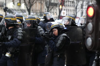 Agentes antidistúrbios durante a manifestação em Paris.