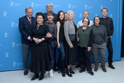 Olga Tokarczuk (a la izquierda, en primer término) posa con el resto del elenco de la película 'El rastro' que se basa en su novela 'Drive Your Plow Over the Bones of the Dead', en en el Festival Internacional Berlinale de Berlín, en 2017.