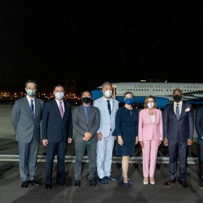 El ministro de Relaciones Exteriores de Taiwán, Joseph Wu, posa una foto grupal con la presidenta de la Cámara de Representantes de los Estados Unidos, Nancy Pelosi