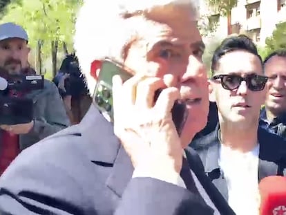 Vídeo | Pedro Rocha finge hablar por teléfono para esquivar a la prensa