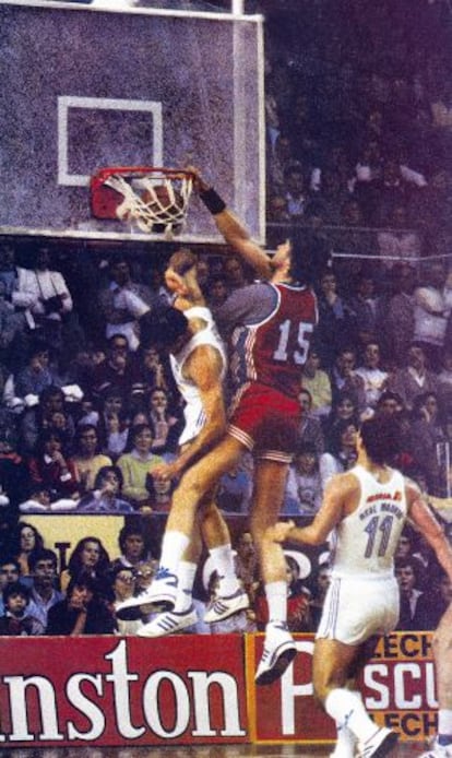 Sabonis machaca el aro y rompe el tablero en el Torneo de Navidad.