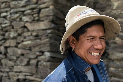 Obrero contratado para reparar la pared inca al centro de la plaza. En Choquecancha todo es patrimonio de la cultura inca. Hasta las casas se quedan de la misma manera que durante la antigua época inca. Sus descendientes —los campesinos quechua— cuidan de sus herencias para mantener vivo el recuerdo de uno de los imperios más grandes y más conocidos en el mundo. Por su parte, el Gobierno peruano no invierte bastante dinero en las excavaciones arqueológicas. Por esta misma motivación, las ruinas que se quedan arriba de la montaña están todavía enterradas y escondidas a los ojos de la humanidad. Solo los autóctonos conocen la importancia de este sito y su relevancia cultural. Una de las estructuras más relevantes es la iglesia del pueblo, construida por misioneros que llegaron en la época colonial. Ellos convirtieron los ciudadanos al monoteísmo de raíz bíblica, aunque aùn hoy día ellos se refieren a su iglesia llamándola “templo”, a demostraciòn del gran marco cultural dejado por los incas.