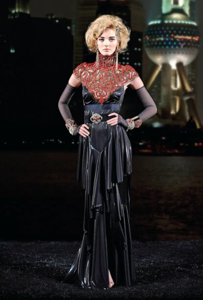 <b>Vestido con bordado rojo tradicional.
Desde el boceto de Lagerfeld hasta la prenda del desfile media un laborioso trabajo manual. El taller de Lesage se encarga de los bordados y el 'atelier' de Rue Cambon, del patronaje y el ensamblaje.</b>