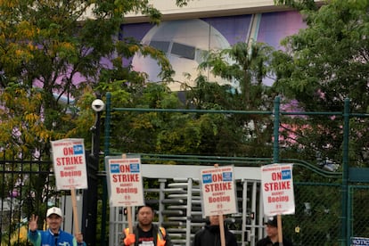 Trabajadores de Boeing en huelga en una imagen del mes pasado.