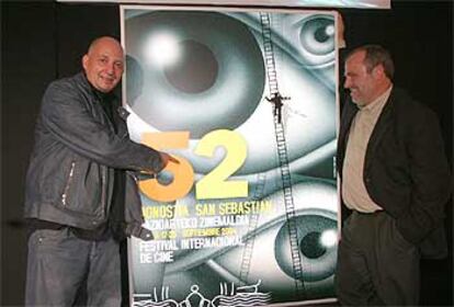 Juanra Martín, autor del cartel oficial (izquierda), y Mikel Olaciregui posan ante la imagen del 52º Festival de Cine donostiarra.