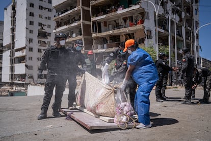 Organismos de rescate y voluntarios retiran un cuerpo sin vida de una persona, en un edificio desplomado, en Catia   La Mar, el 27 de junio de 2026.