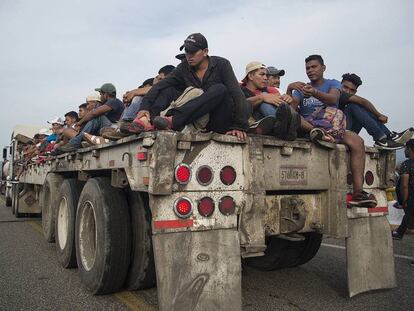 Centro-americanos da caravana de migrantes, no sábado, em Arriaga (Chiapas, México).