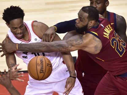 LeBron James forcejea con DeRozan.