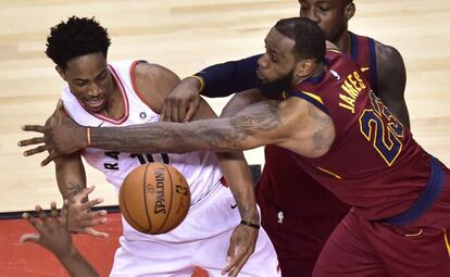 LeBron James forcejea con DeRozan.