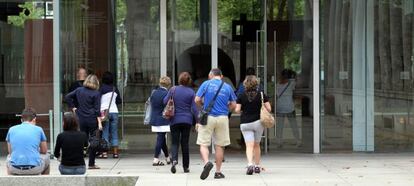Varias personas esperan en la mañana de ayer la apertura del Museo de Bellas Artes de Bilbao.