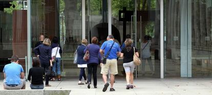 Varias personas esperan en la mañana de ayer la apertura del Museo de Bellas Artes de Bilbao. 
  