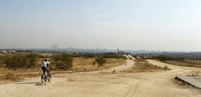 Vista de los terrenos ubicados en Alcorcón, uno de los posibles emplazamientos para la construcción del complejo de ocio.