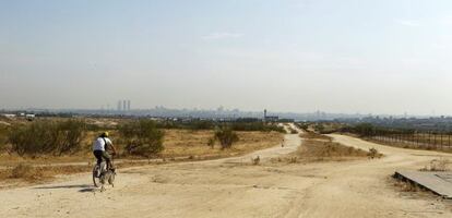 Vista de los terrenos ubicados en Alcorc&oacute;n, uno de los posibles emplazamientos para la construcci&oacute;n del complejo de ocio.