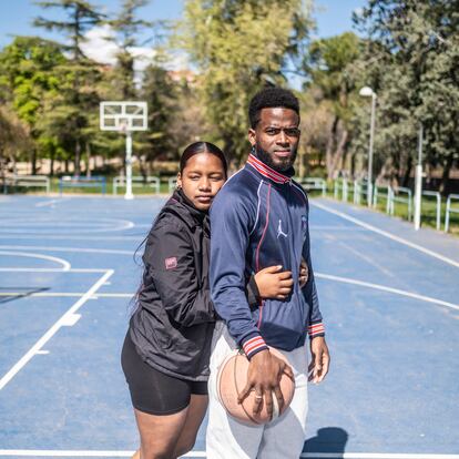 En la liga, apenas hay presencia femenina. Alrededor de las canchas se agolpan los aficionados para ver los partidos. Muchos acuden con sus parejas o familia. Los días de partido oficial en verano, la liga “Baloncesto sin fronteras” crea una enorme expectación en el barrio. En la foto, una pareja de adolescentes en la cancha de Ciudad de los Ángeles.


