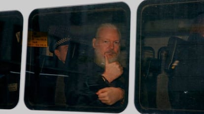 Assange es trasladado tras ser detenido en Londres.