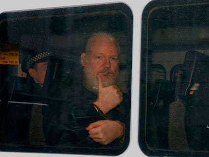 Assange es trasladado tras ser detenido en Londres.