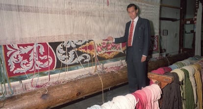 Livinio Stuyck, en 1996 cuando era director de la Real Fábrica de Tapices, posa ante un telar de confección de alfombras