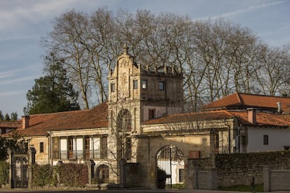 Vista exterior del restaurante El Cenador de Amós, en Villaverde de Pontones (Cantabria).