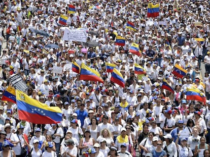 Miles de mujeres opositoras protesta en Caracas contra Nicolás Maduro, este sábado.