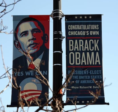 Cartel de campaña con el retrato de Barack Obama y el lema "Yes, we can" colgado de una farola en el vecindario de Chicago, en noviembre de 2008.