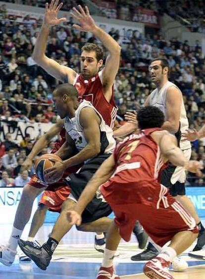 Jerome Moiso, del Joventut, controla el balón