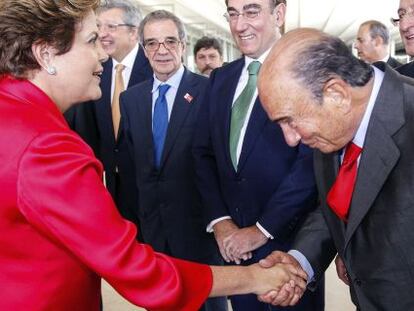 La presidenta de Brasil, Dilma Rousseff, saluda a Emilio Bot&iacute;n.