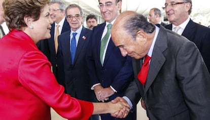 La presidenta de Brasil, Dilma Rousseff, saluda a Emilio Bot&iacute;n.