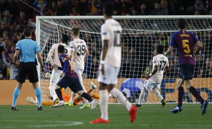 Messi marca el primero para el Barcelona.