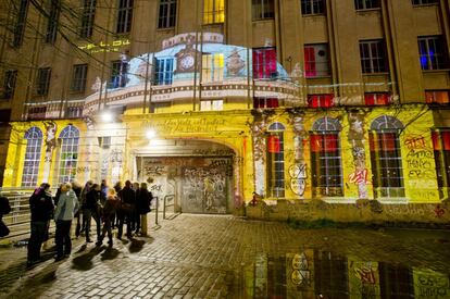 Proyección de luces en la fachada de Berghain, la discoteca 'techno' más famosa del planeta. El derecho de admisión es tan aleatorio que también contribuye a alimentar el fervor de sus feligreses.