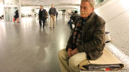 Uno de los desempleados que duermen en la Gare de Oriente de Lisboa.