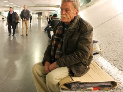 Uno de los desempleados que duermen en la Gare de Oriente de Lisboa.