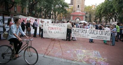 Portesta de un centenar de vecinos de Gr&agrave;cia contra el turismo masivo.