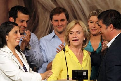 Evelyn Matthei, de amarillo, es reconfortada después de reconocer su derrota