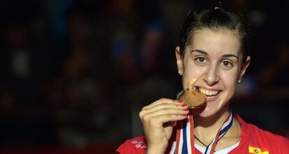 Mar&iacute;n muerde la medalla de oro tras ganar el Mundial.