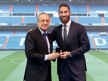 Florentino Pérez le entrega la insignia de oro y brillantes del Real Madrid a Sergio Ramos en su despedida.