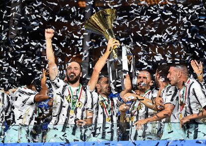 Los jugadores de la Juventus celebran el título de campeones de la Serie A de 2020.