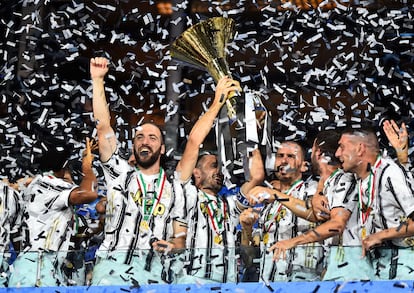 Los jugadores de la Juventus celebran el título de campeones de la Serie A de 2020.