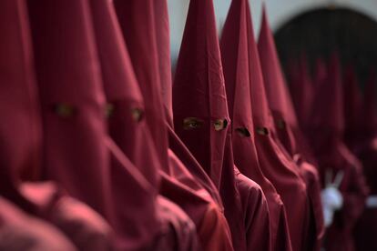 Un grupo de nazarenos participan en la recreación del Camino de la Cruz de Viernes Santo, en Comayagua (Honduras).