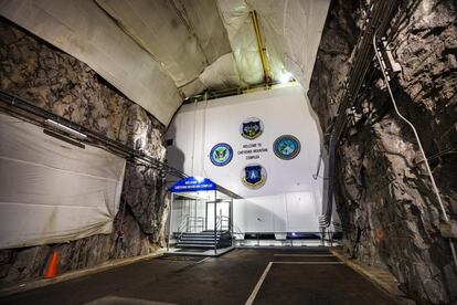Una de las entradas al Comando de Defensa Aeroespacial de América del Norte (NORAD). Más de 300 personas trabajan dentro de la montaña Cheyenne, a la que acceden a través de un túnel de 3,2 kilómetros de largo y dos puertas blindadas de 23 toneladas.