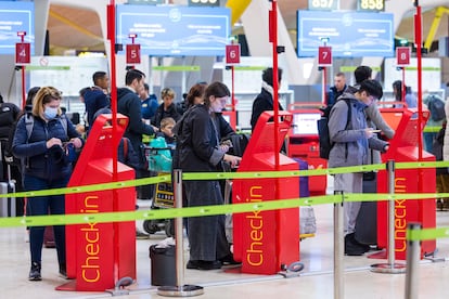 Viajeros de Iberia, este viernes en el aeropuerto de Madrid. 