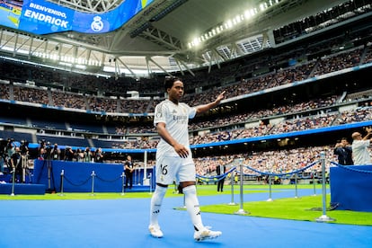 El futbolista brasileño Endrick, durante su presentación en el Estadio Santiago Bernabéu como jugador del Real Madrid.